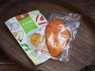 冬阴功风味蒸烤鸡胸佐时蔬配吐司切片,这是冬阴功风味的蒸烤鸡胸。 120g，137千卡，相当于150g香蕉的能量。 无油添加，高蛋白低脂肪。 采用低温蒸煮工艺，最大保留鸡肉的水分和新鲜度。