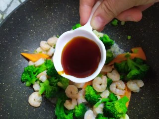 西兰花炒虾仁,蚝油