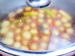 香辣啤酒鹌鹑蛋,转中小火炖煮20分钟左右