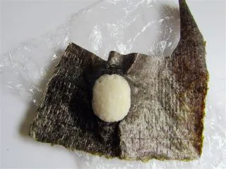 可爱的企鹅饭团,把镂空地方对准米饭团包起来