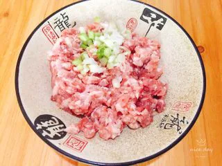 福州特色小吃+肉燕,先将葱白末加入肉馅里