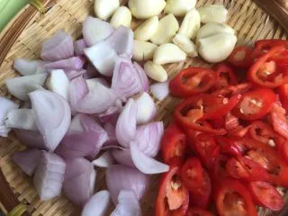 辣椒虾酱地瓜叶·东南亚风味,材料切小，备用