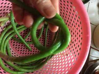 土豆肉末酿豆角,从豆角长度的中间打个圆圈