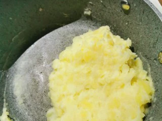 贵阳小吃洋芋粑,剁好后大概这样,可以根据自己的口感更改,我喜欢带颗粒的所以就这样就好啦。