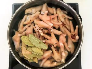 私房菜 密制酸辣鸡爪,加入香叶八角和花椒粒