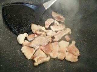 #猪年#辣椒炒肉,热锅凉油，放肉片，炒至颜色发白