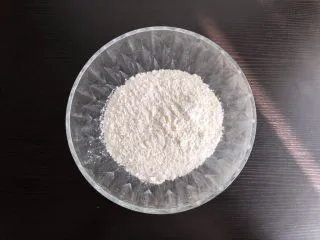 红糖开花发糕,将面粉放入稍大碗中