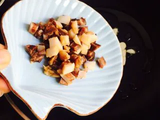 温州风味美食～炒芥菜饭,放入腊肉丁