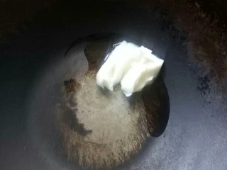 酸香风味鱼头锅,锅中放猪油。