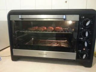 最受欢迎的烤箱菜【新奥尔良风味烤翅】,再入烤箱继续烤5分钟即可。