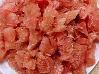 柚子茶/果酱,把柚子肉掰成小块