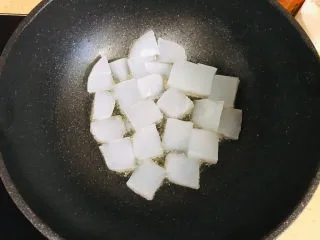 家乡小吃—焖子,转小火,慢火煎制