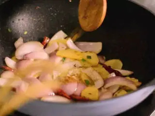 简单好学的孜然土豆片,土豆最好吃的做法,百吃不腻,出锅前撒入盐、孜然粉,翻炒均匀即可