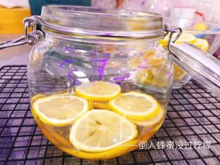 蜂蜜柠檬百香果,倒入蜂蜜没过柠檬