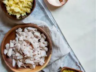 开心果柠檬摩洛哥风味派,调小火力,加入香菜末 ,大蒜(剁碎) ,蜂蜜 ,摩洛哥风味调料 和盐 ;炒至洋葱变成金黄色,大约需要20分钟。