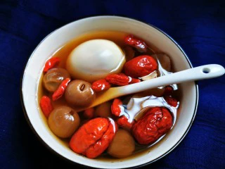 土鸡蛋桂圆枸杞红枣茶,鸡蛋可别忘了,与红枣一同加入,让它吸收桂圆壳肉的精华。