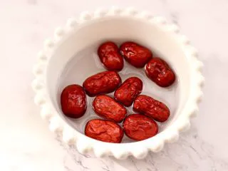 金燕耳金桔桂圆羹,红枣洗净后浸泡一会儿。