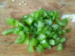 凉拌麻辣藕片,尖椒切末备用