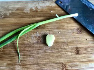 土豆的101种吃法➕火山肉末土豆泥,小葱择好姜去皮洗净备用