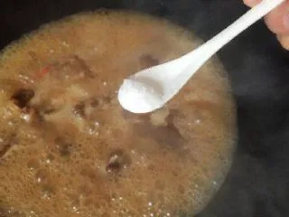 家常菜焖猪脚,最后大火收汁,加入小辣椒圈,根据个人口味加入少许的盐调味即可