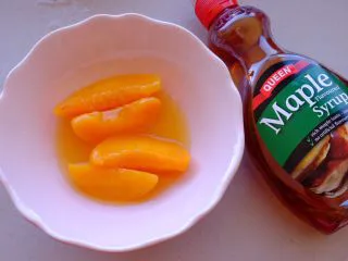 秘制异国风味鸡胸肉腌料&绝佳搭配 （减肥必备）,取出四片黄桃和一些汁水 如果喜欢甜口 可以再加入些枫糖浆