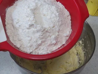 法式小甜点【椰蓉柠檬小方】,面粉过筛