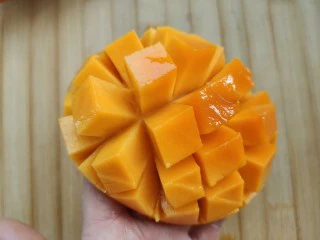 不怕化的冰激凌,看我让它72变~,芒果切花,弄成丁。