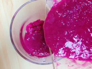 梦幻火龙果酸奶杯,将火龙果泥倒入杯中，盖在火龙果丁上。