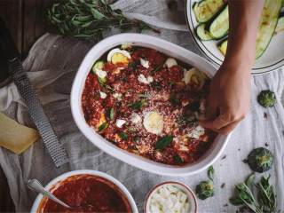 西西里风味奶酪焗西葫芦,在砂锅底部抹上1/2杯的番茄酱汁（我用的是25厘米×33厘米的砂锅），盖上一半量的西葫芦片（就像在做千层面一样），然后抹上1/2杯番茄酱汁。