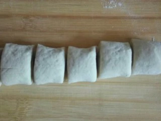 奶茶风味酱香大包一早餐,面团揉出空气后，切剂子。