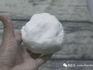 老北京小吃之“驴打滚”,用手把剩下的糯米粉揉进糯米团里成型,刚开始揉的时候糯米粉有些粘手,随着糯米粉一点点揉进去,揉好的糯米团是不粘手的,而且手和面盆都很干净。