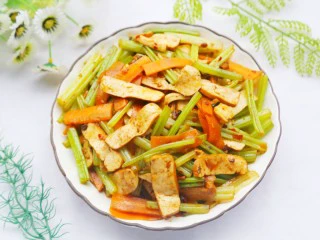 无敌下饭的芹菜炒香干,出锅。