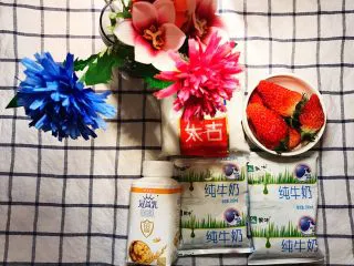 巧克力浓情草莓甜心酸奶杯,准备食材和调味料。