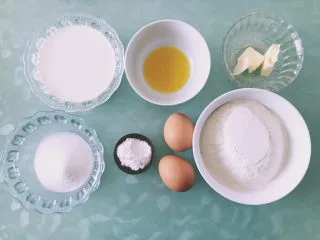 韩国街边快手小吃—鸡蛋面包,准备好原材料，模具涂油撒粉或是垫油纸，用不粘的就更好了