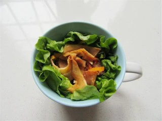 熊猫杯子减肥便当,杯子一个,里面先铺上生菜可以增加颜值伯哦,然后装入适量家常菜,装到杯口部位