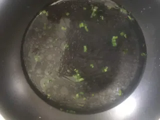 粉鸡汤(阜阳特色小吃),锅烧热倒适量油下葱爆香加入适量清水煮沸