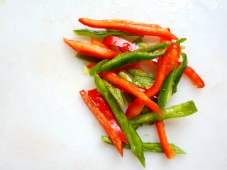 快手菜=>韭黄肥牛,把两种辣椒切丝。