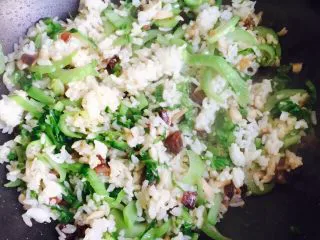 温州风味美食～炒芥菜饭,中火翻炒均匀