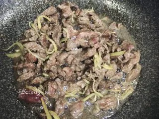 牛肉快手菜—姜丝牛肉,加入适量糖调味