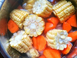 简单好喝的筒子骨玉米汤,加入没过食材的水，盖上锅盖煲50分钟。