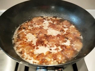 河北宣化特色小吃\卤菜\蒸莜面,加入适量开水煮开,小火烧20钟,加入适量盐,鸡粉。