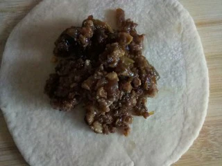 奶茶风味酱香大包一早餐,添上杂酱。