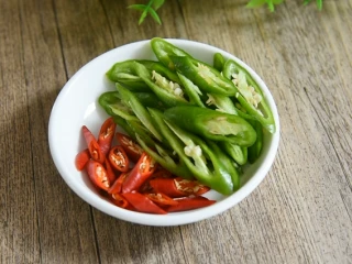 让米饭遭殃的风味鸡蛋做法“豆豉辣椒炒荷包蛋”,将煎熟的鸡蛋切成小块备用