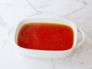 茶冻撞珍珠奶茶,倒入模具中放凉至凝固