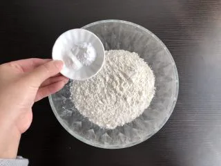 红糖开花发糕,加入小苏打和泡打粉混合拌匀