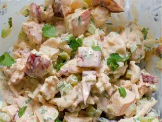 越南风味龙虾卷,将龙虾肉切成一口大小，放入蛋黄酱混合物中，盖好冷藏1-6小时 .