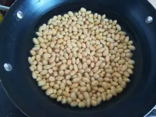 家乡小吃——姜汁红糖豆花,经过一夜的浸泡,摇一摇再把一些昨晚没挑干净的坏豆子挑出来。