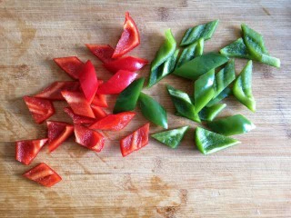 锦卤馄饨——《风味人间》复刻版,青红椒洗净，剃筋切菱形块。