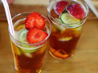 英式水果鸡尾酒Pimm's,9.草莓切片,或对切放入杯中。