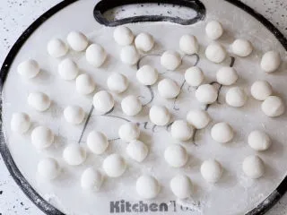 抹茶奶冻白玉丸子,再搓成小丸子